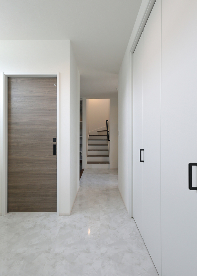 玄関から水回りまで、高級感のある石目調のフロアタイルを採用。水に濡れてもサッと拭き取れるのでお手入れも簡単