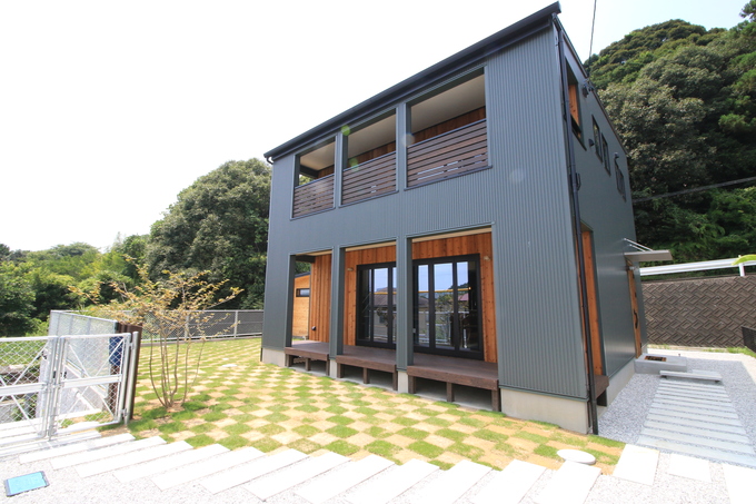 外壁はカリフォルニアの住宅でもよく用いられるよろい調に。落ち着いたカラーがスタイリッシュな印象