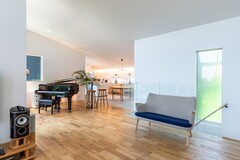 オープンLDKならではの奥行があり、光が部屋全体を包んでくれる。床材を変えることで繋がりのある空間にも仕切りを生み出すことができる。