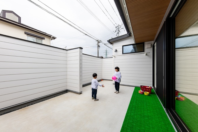 テラスは子ども達が安全に外遊び出来るスペース。ここでピクニックも楽しんでいるそう。