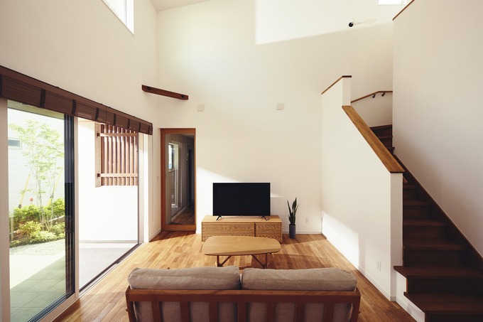 広々としたリビングは大きな窓から外光を取り込み、明るく開放的。シンプルな家具配置で、落ち着いた時間を過ごせる空間となっている。