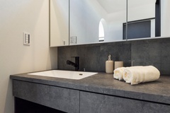 モダンなデザインでホテルライクな空間に。
支度時間もラグジュアリーな時間に変わる。