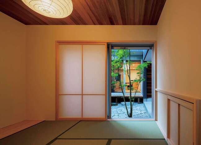 客間から中庭を臨む景色は、まるで額縁で切り取られた絵画のように美しい