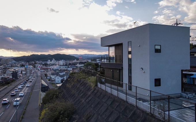 見晴らしのいい高台に建つシンプルモダンな住宅｜栃木ハウスの新築施工例【くふうイエタテ】