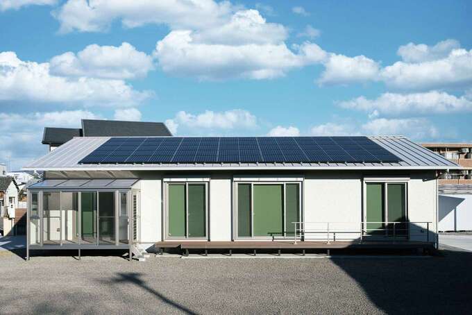 100坪を超える広大な敷地を活かして建替えた平屋。13kW超のソーラーパネルを搭載し、光熱費は毎月0円！