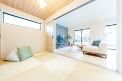 リビングに拡張性をもたらす4.4畳の畳コーナーはお昼寝にも重宝。玄関からLDKへの動線上にも襖を設けたため、リビング側の大開口を仕切れば本格的な和室に。客間に、来客の寝室にと用途は多彩だ【大成工務店】