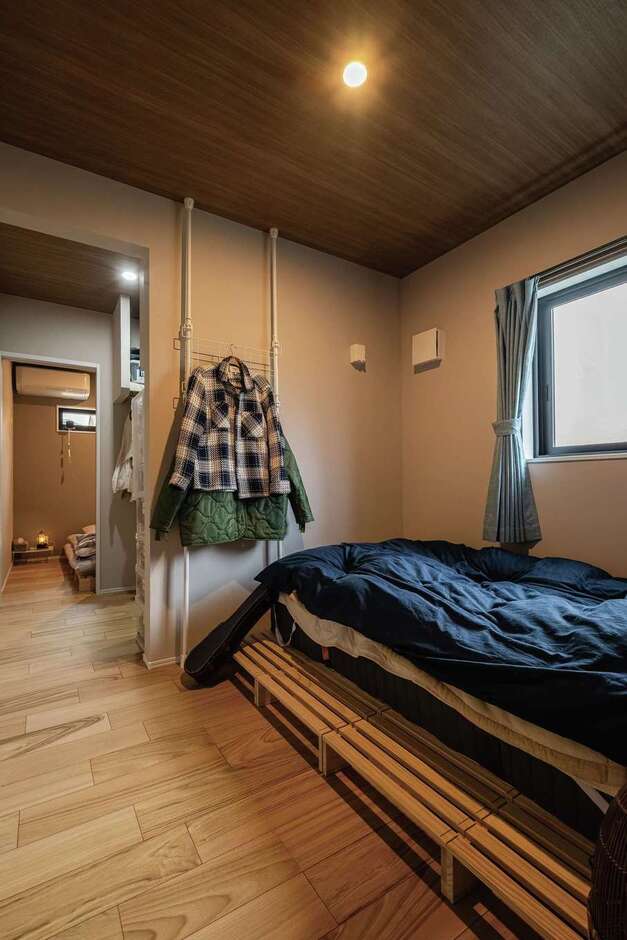 寝室の中央にクローゼットを設け、ご主人と奥さまそれぞれの空間に分割。夜勤のあるご主人のライフスタイルに配慮した、お互いの睡眠を妨げない、思いやりあふれるレイアウトだ