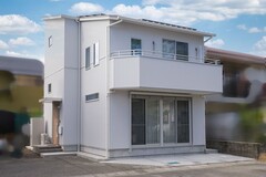 外観はシンプルにホワイトのガルバリウム。【寺田工務店】
