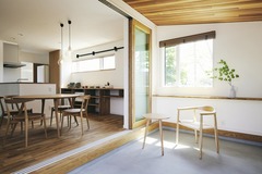 自然光が降り注ぐ開放的なダイニング。木の温もりを感じるインテリアで、家族団らんの場にふさわしい空間となっている。