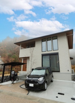 深い軒と直線的なフォルムが生み出す、重厚感のある佇まい【LIZUM HOME】