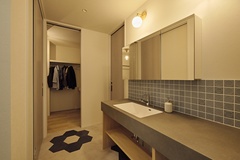 お施主様こだわりの洗面のタイルがポイント。【平屋建築ブルーハウス】