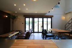 ウッドデッキへと繋がる大開口の折りたたみ式掃出し窓は開放感抜群【木場建築設計 KIBA-AD】