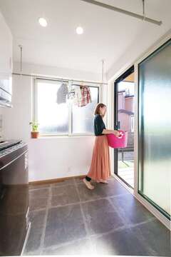 ランドリールームで室内干しもできるし、直結するウッドデッキで外に干すことも可能