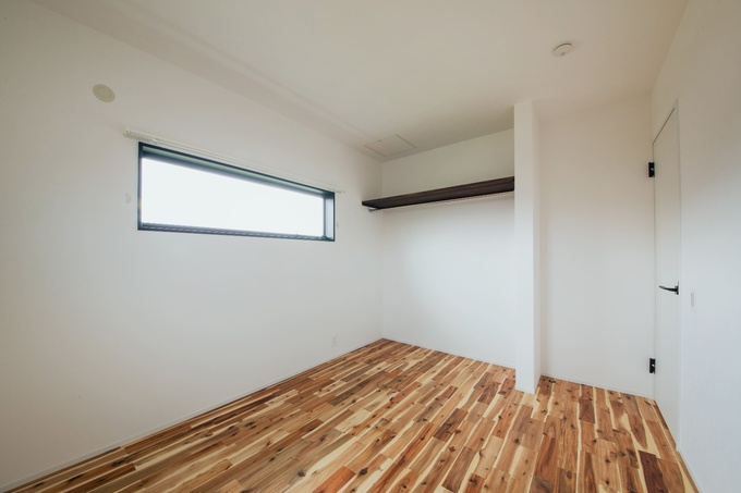 ナチュラルな木目の床と真っ白な壁が、すっきりとした印象を与える6畳の子ども部屋。横長の窓から心地の良い自然光が差し込む、明るい空間