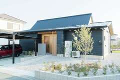 外観は横張りガルバリウム鋼板、SOLIDO、無垢板で和モダンスタイルに