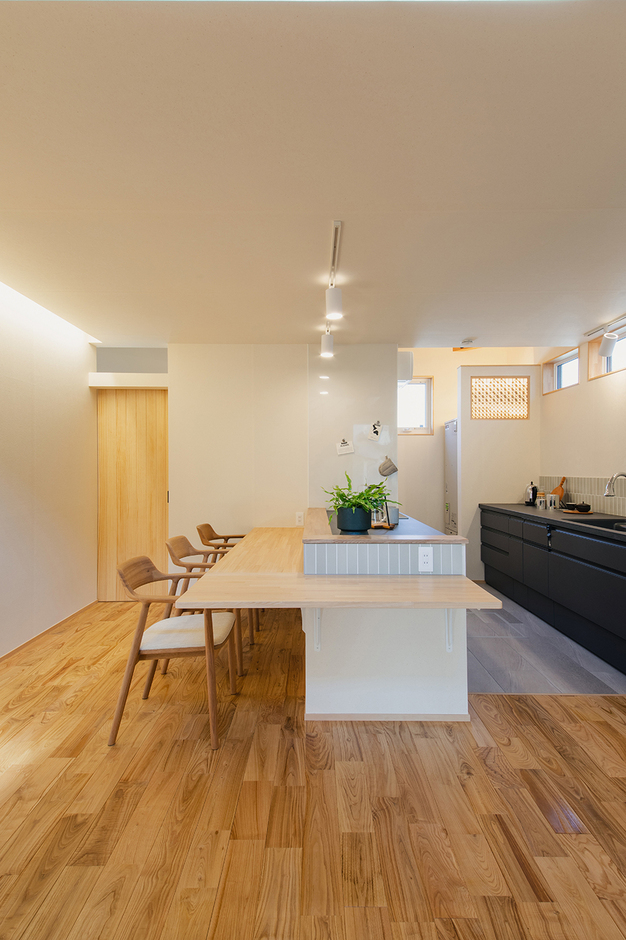 家族の食事時間がバラバラなので、ダイニングテーブルの代わりに造作のカウンターを設けたことで、リビング空間にゆとりが生まれた